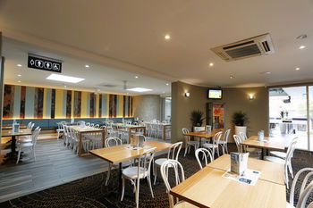 The Lakes Hotel - Accommodation QLD 33