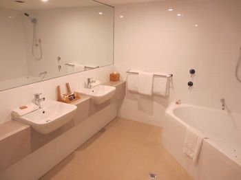 Dingley International Hotel - Accommodation QLD 8