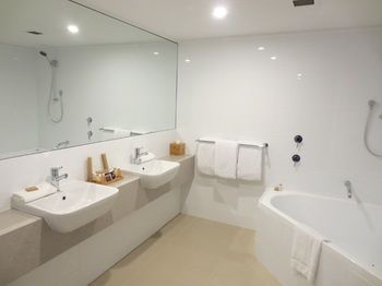 Dingley International Hotel - Accommodation QLD 9