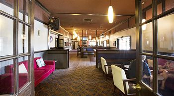 Parkway Hotel - Accommodation QLD 4