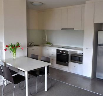 Albert Road Serviced Apartments - Accommodation QLD 4