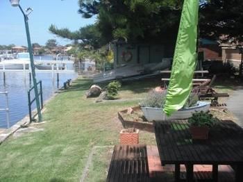Black Swan Waterfront Motel - Accommodation QLD 2