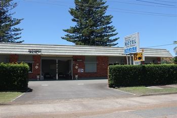 Black Swan Waterfront Motel - Accommodation QLD 10