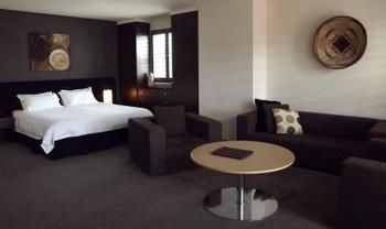 Hotel Ravesis - Accommodation QLD 2