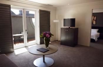 Hotel Ravesis - Accommodation QLD 4