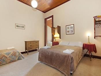 The Victoria & Albert Guesthouse - Accommodation QLD 3
