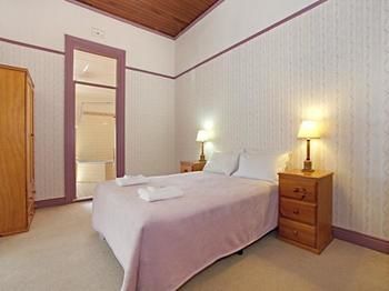 The Victoria & Albert Guesthouse - Accommodation QLD 4