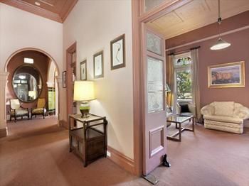The Victoria & Albert Guesthouse - Accommodation QLD 11