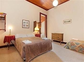 The Victoria & Albert Guesthouse - Accommodation QLD 13