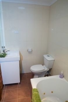 Holly Lane Mews - Accommodation QLD 9