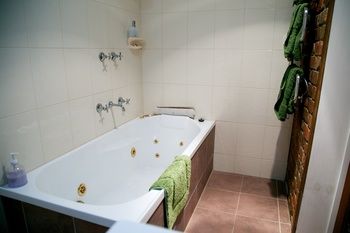 Holly Lane Mews - Accommodation QLD 10