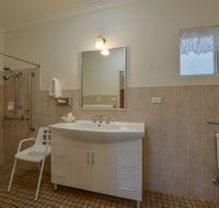 Cadman Motor Inn amp Apartments - Accommodation QLD