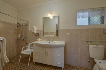 Cadman Motor Inn & Apartments - Accommodation QLD 0