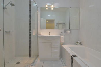 Cadman Motor Inn & Apartments - Accommodation QLD 1