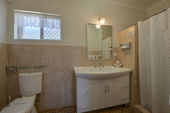 Cadman Motor Inn & Apartments - Accommodation QLD 2
