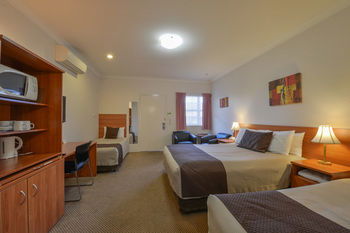 Cadman Motor Inn & Apartments - Accommodation QLD 3