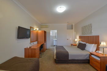 Cadman Motor Inn & Apartments - Accommodation QLD 4