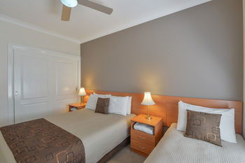 Cadman Motor Inn & Apartments - Accommodation QLD 8