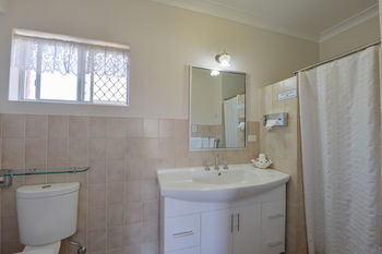 Cadman Motor Inn & Apartments - Accommodation QLD 12