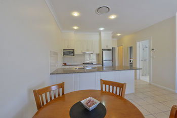 Cadman Motor Inn & Apartments - Accommodation QLD 17