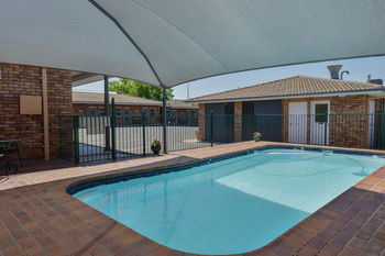 Cadman Motor Inn & Apartments - Accommodation QLD 23