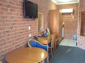 Akuna Motor Inn And Apartments - Accommodation QLD 2