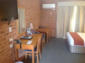 Akuna Motor Inn And Apartments - Accommodation QLD 3