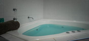 Akuna Motor Inn And Apartments - Accommodation QLD 16