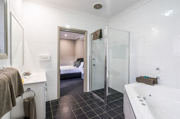 Akuna Motor Inn And Apartments - Accommodation QLD 19