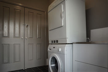 Akuna Motor Inn And Apartments - Accommodation QLD 20