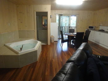 Treetops Accommodation Montville - Accommodation QLD 43