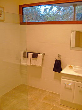 Valley Farm Vineyard Cottages - Accommodation QLD 12