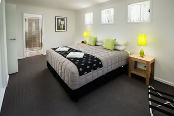 Wallsend Executive Apartments - Accommodation QLD 14