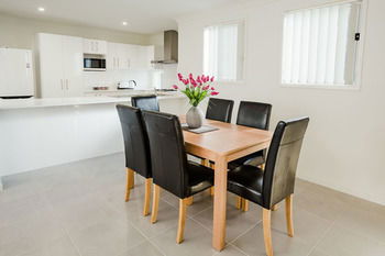 Wallsend Executive Apartments - Accommodation QLD 23