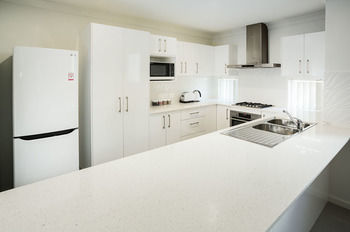 Wallsend Executive Apartments - Accommodation QLD 27
