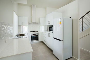 Wallsend Executive Apartments - Accommodation QLD 28