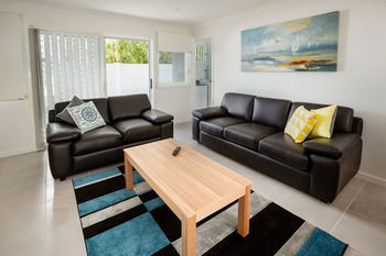 Wallsend Executive Apartments - Accommodation QLD 35