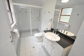 Balmain 12 Foy Furnished Apartment - Accommodation QLD 2