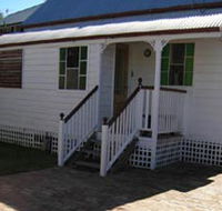 A Pine Cottage - Accommodation QLD