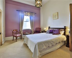 Racecourse Inn - The - Accommodation QLD 1