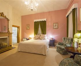 Racecourse Inn - The - Accommodation QLD 3