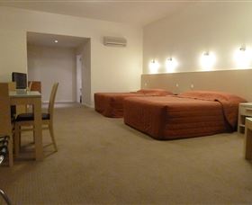 Mayfair Plaza Motel - Accommodation QLD 1