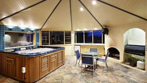 Lawson Lodge Country Estate - Accommodation QLD 3