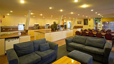 Alpha Ski Lodge - Accommodation QLD 0