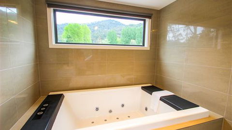 The BASE Luxury Villas - Accommodation QLD 5