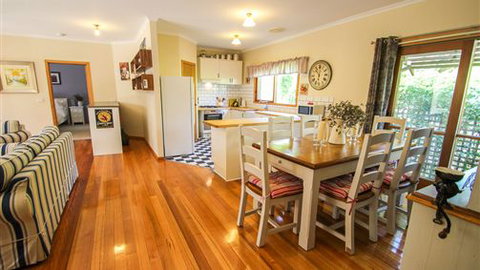 Bright Country Home - Accommodation QLD 0