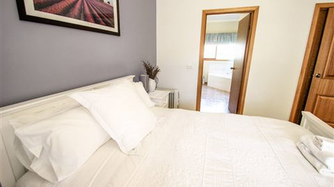 Bright Country Home - Accommodation QLD 3