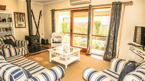 Bright Country Home - Accommodation QLD 2