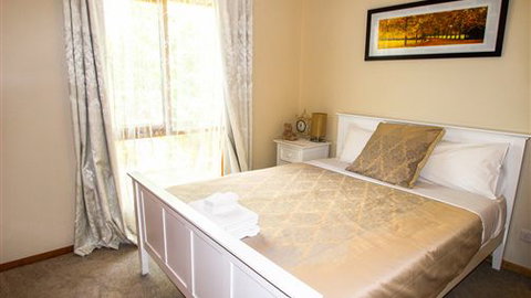 Bright Country Home - Accommodation QLD 5