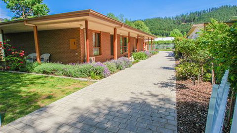 Bright Country Home - Accommodation QLD 6